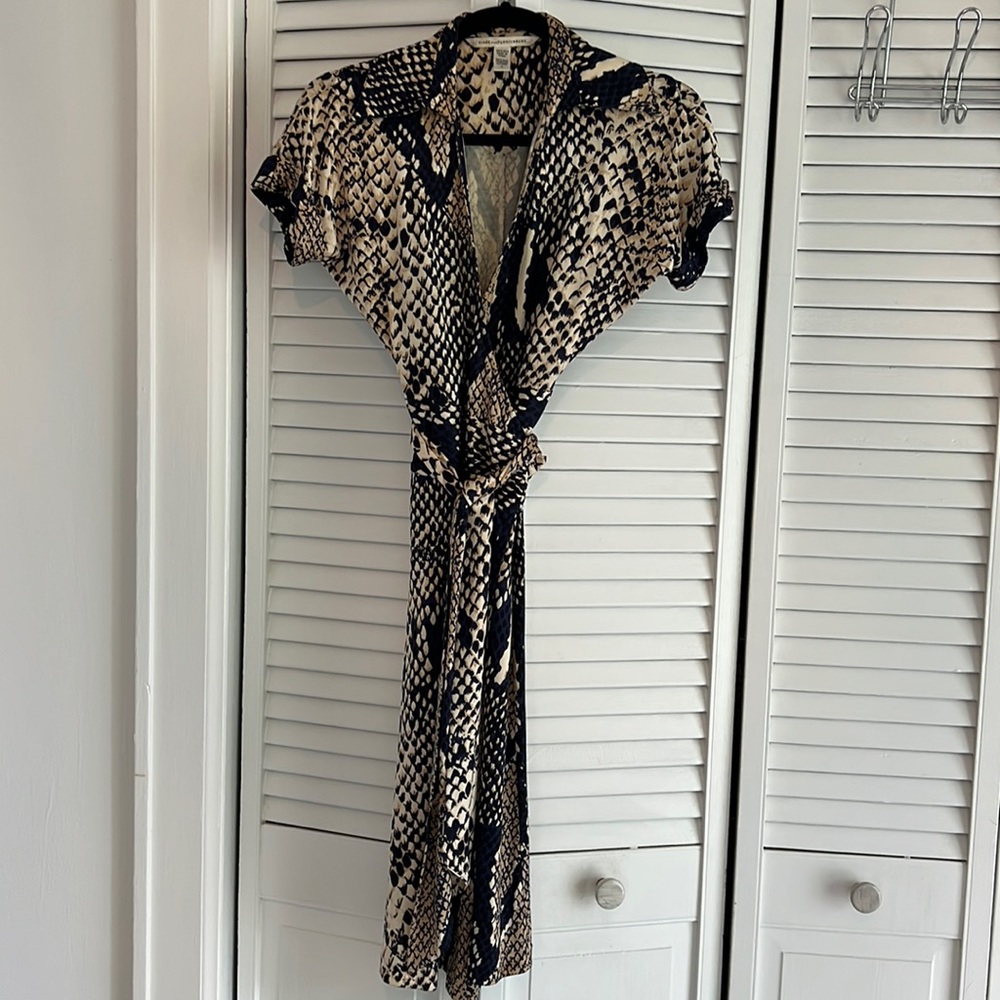 90’s Vintage DVF Avara silk wrap dress size 0 - Picture 2 of 9